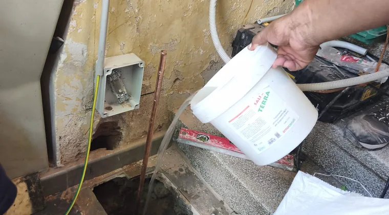 Mejora de la toma de tierra con gel conductor en la arqueta